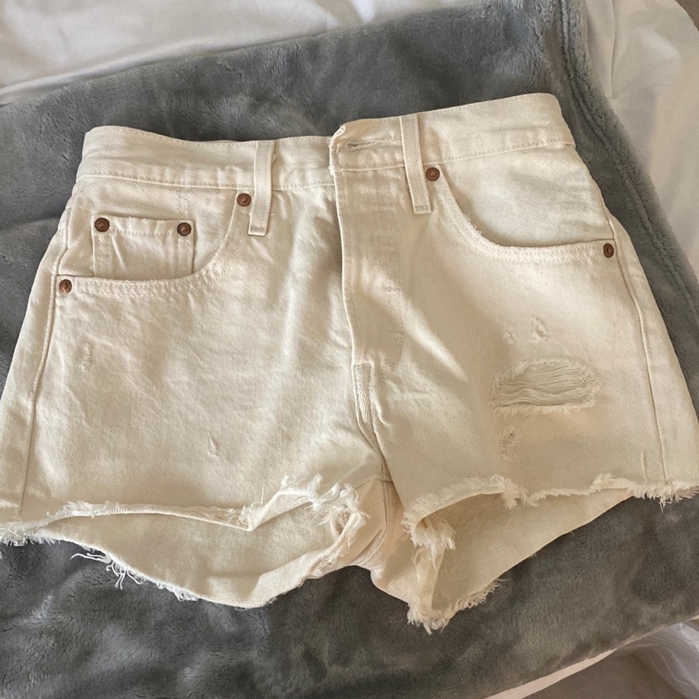 501 Cream Levi Shorts